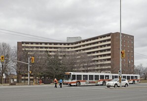 3577 Derry Rd E in Mississauga, ON - Building Photo