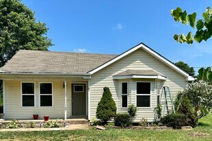 1137 Rebecca Dr in Burns, TN - Building Photo