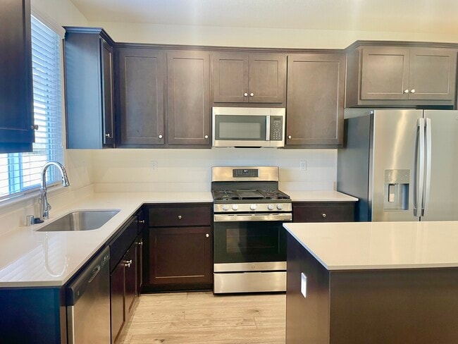 1112 Pearl Dr in Los Banos, CA - Building Photo - Building Photo