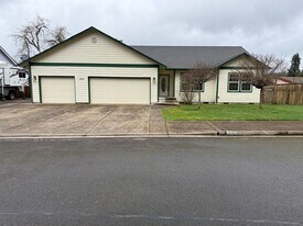 1310 Daugherty Ave in Cottage Grove, OR - Building Photo