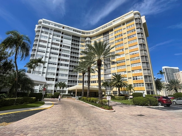 100 Golden Isles Dr, Unit 1012 in Hallandale Beach, FL - Foto de edificio