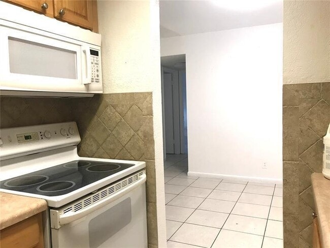 2530 Pierce St, Unit 107 in Hollywood, FL - Foto de edificio - Building Photo