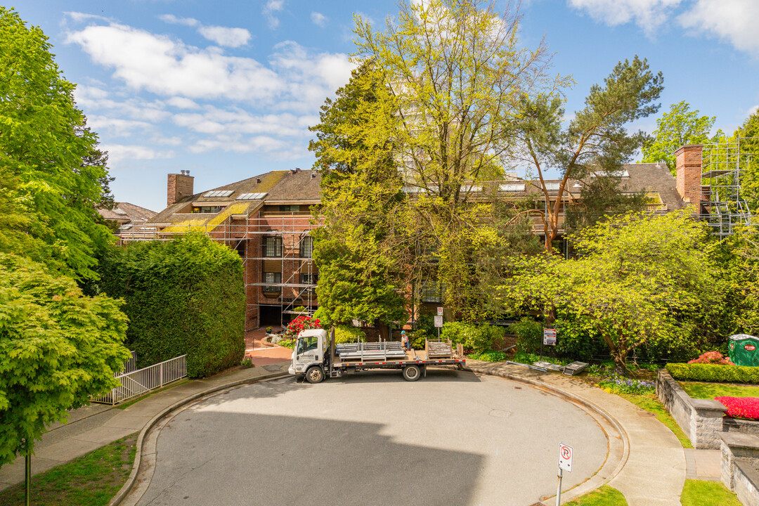 Manor Gardens in Vancouver, BC - Building Photo