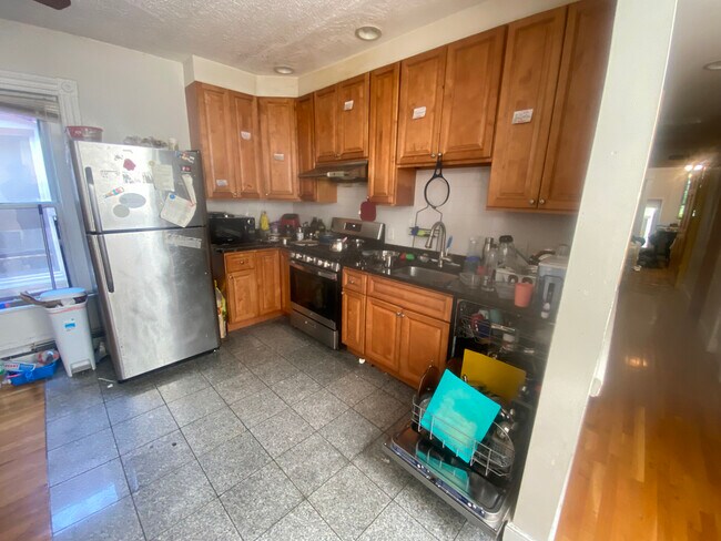 127 Cedar St, Unit 3 in Boston, MA - Foto de edificio - Building Photo