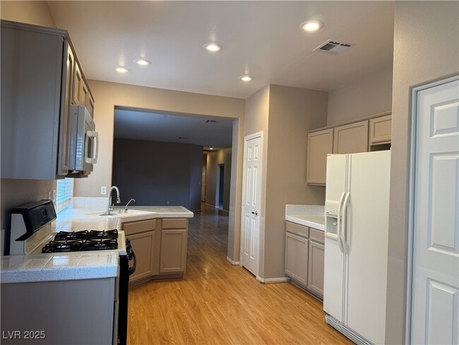 641 Bear Grass St in Las Vegas, NV - Building Photo - Building Photo