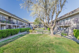 Aero Apartments in Davis, CA - Foto de edificio - Building Photo