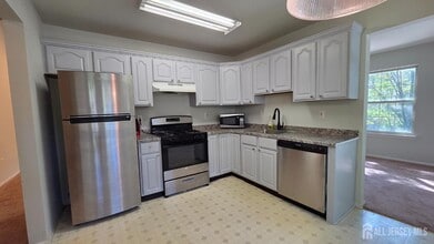 602 Cypress Ln in East Brunswick, NJ - Building Photo - Building Photo