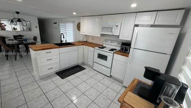 219 W Lake Dr in Hallandale Beach, FL - Building Photo - Building Photo