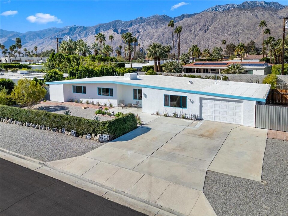 279 NW Cerritos Dr in Palm Springs, CA - Building Photo