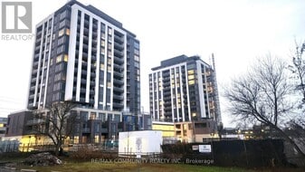 705 Davis Dr in Newmarket, ON - Building Photo