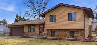 409 Kensington Dr in McHenry, IL - Building Photo
