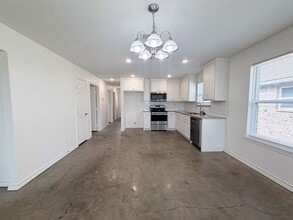 1050 E Burnett St in Ennis, TX - Building Photo - Building Photo