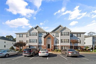 4335 Cedarcroft Ct, Unit 3C in Greensboro, NC - Building Photo - Building Photo