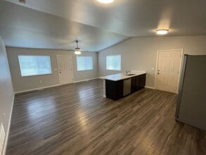 1550 N Tinitun Cir in Wasilla, AK - Building Photo - Building Photo