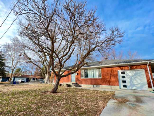 property at 1518 W Howe St