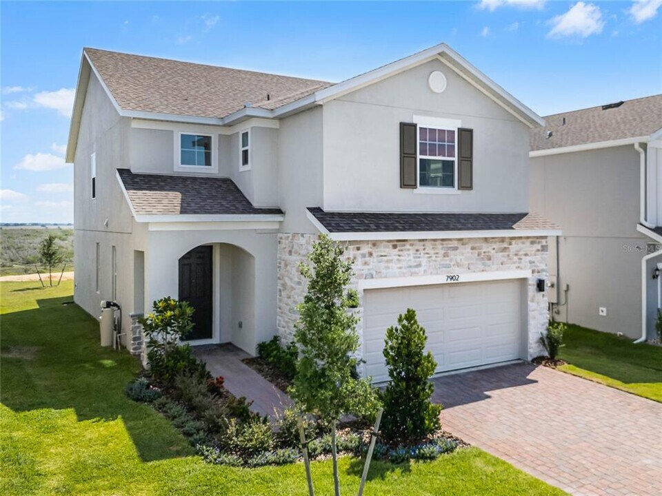 7902 Syracuse Dr in Clermont, FL - Foto de edificio