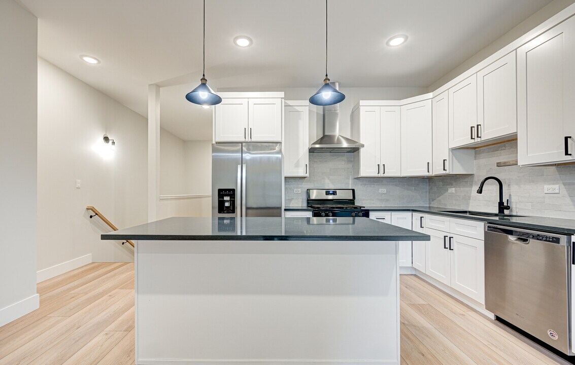 Abode 1214 in Chicago, IL - Building Photo