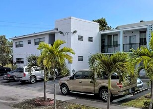 980 NE 169th St in Miami, FL - Building Photo - Building Photo