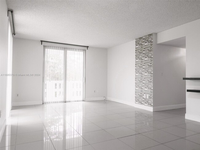 919 Hillcrest Dr, Unit #415 UPDATED in Hollywood, FL - Building Photo - Building Photo