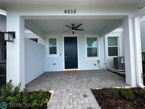 4658 Longwood Lake Sq in Westlake, FL - Building Photo - Building Photo