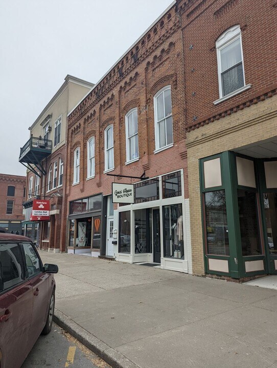 118-120 W Morrison St in Fayette, MO - Building Photo