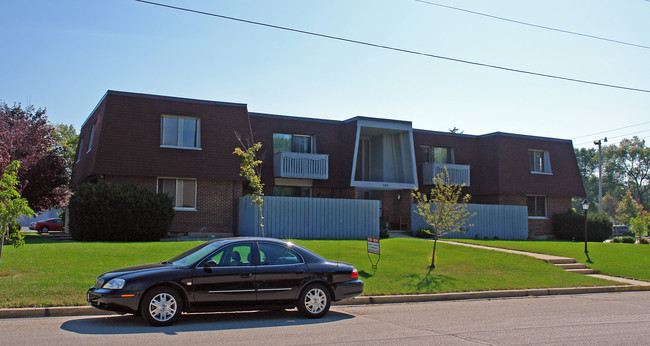 565 N Carl Ave in Barrington, IL - Foto de edificio - Building Photo