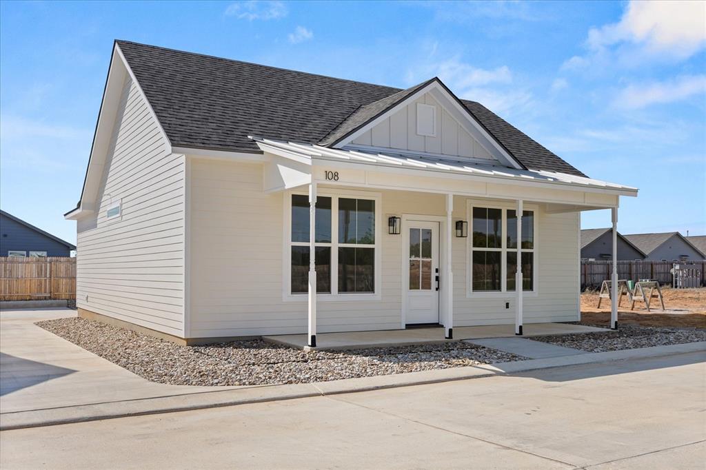 802 S Creek St in Fredericksburg, TX - Building Photo