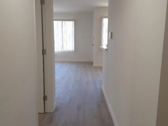 12928 Moorpark St in Los Angeles, CA - Foto de edificio - Building Photo