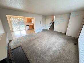 12106 SE Juniper St in Milwaukie, OR - Foto de edificio - Building Photo