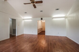 206 Staples Dr in Baytown, TX - Building Photo - Building Photo