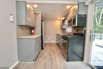 25 Glenview Dr in West Orange, NJ - Building Photo - Building Photo