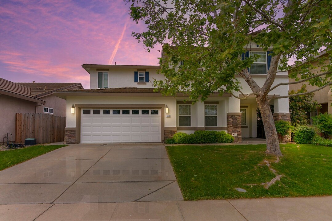 9988 Autumn Sage Way in Elk Grove, CA - Building Photo