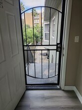 1012 E Adams Blvd, Unit 2 in Los Angeles, CA - Building Photo - Building Photo