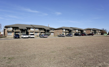 Crosswinds Apartments in Commerce, TX - Foto de edificio - Building Photo