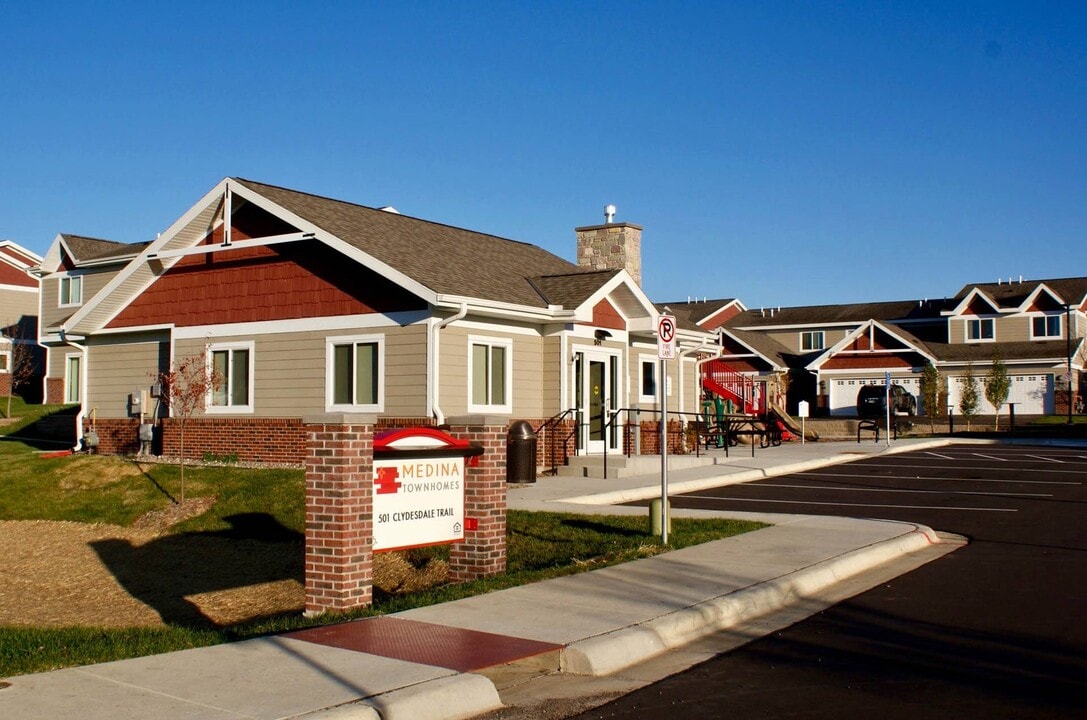 Medina Townhomes in Medina, MN - Foto de edificio