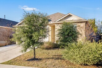 213 Andesite Trl in Buda, TX - Foto de edificio - Building Photo