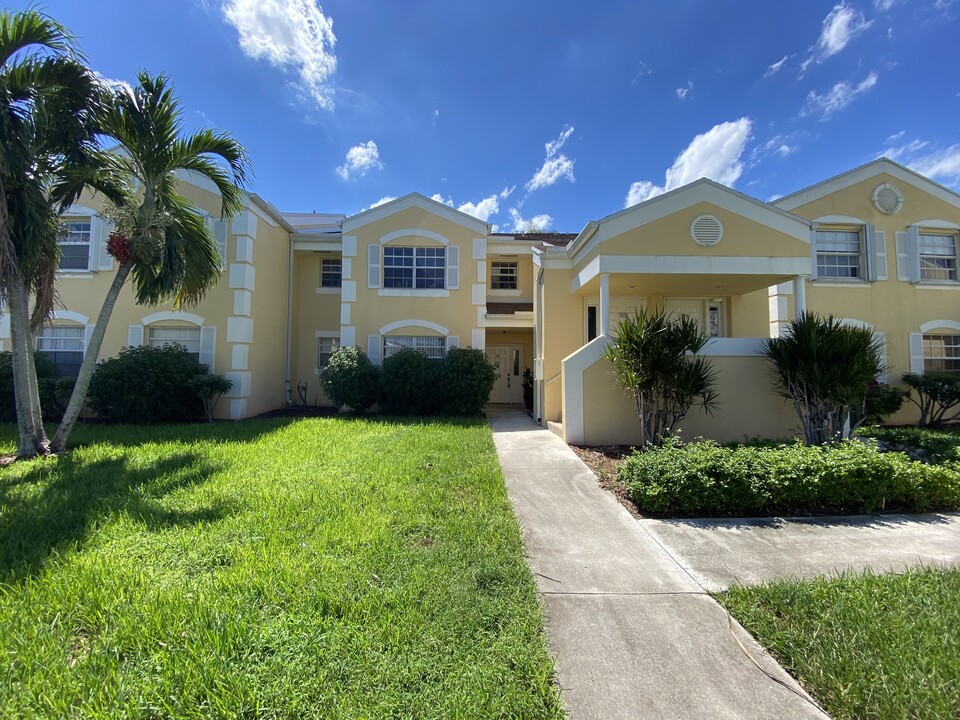 2271 SE 27th Dr in Homestead, FL - Foto de edificio