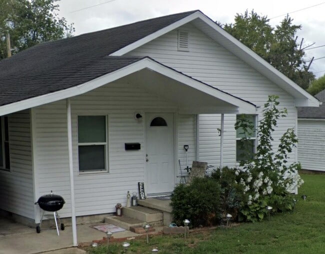property at 901 W Fackney St