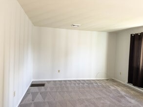 2231 Donough Dr in Manheim, PA - Foto de edificio - Building Photo