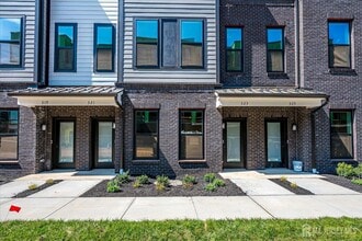 323 Sadie Cir in New Brunswick, NJ - Building Photo - Building Photo