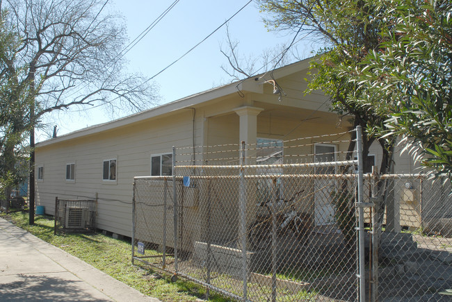 7728 Avenue B in Houston, TX - Foto de edificio - Building Photo