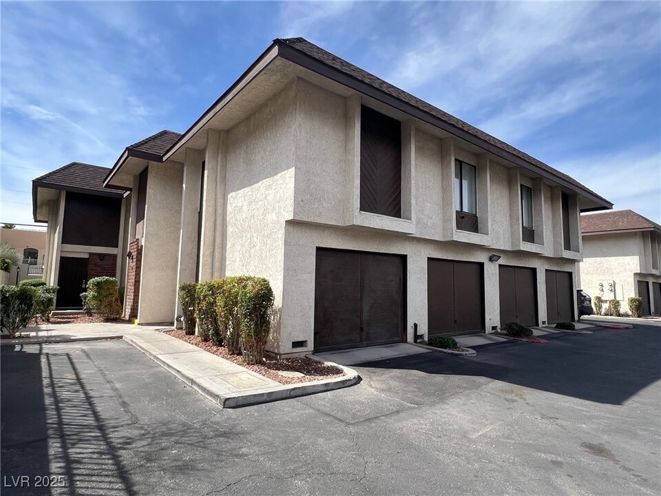 2139 Pine Breeze Ln in Las Vegas, NV - Building Photo