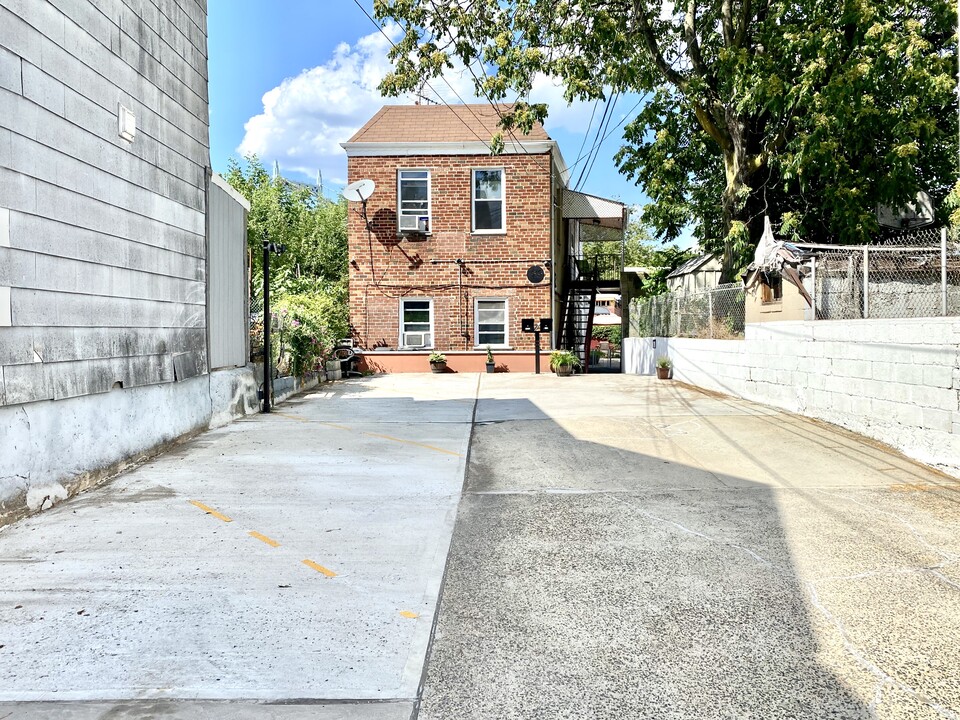 1813 26th Ave in Astoria, NY - Building Photo