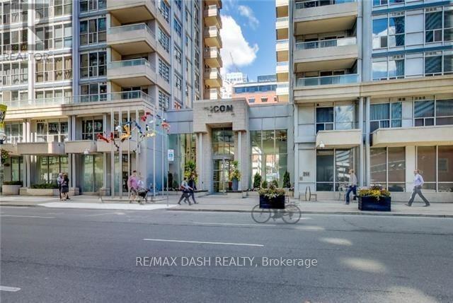 250-250 Wellington St W in Toronto, ON - Building Photo