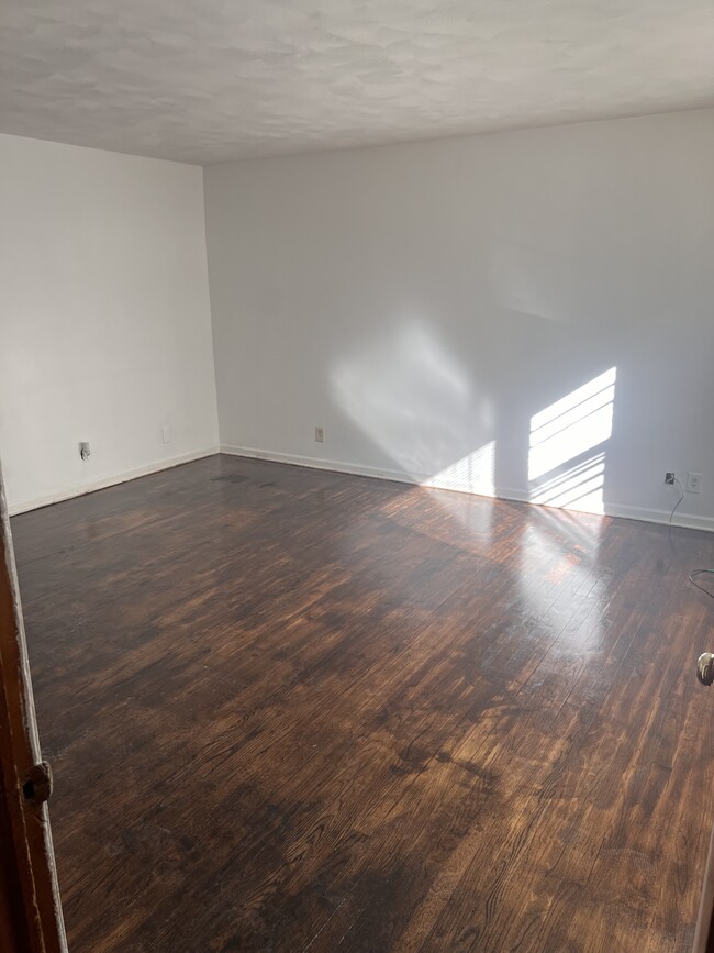 21 N Spring St, Unit 1 in Ansonia, CT - Foto de edificio - Building Photo