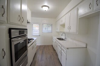 15940 Hart St in Los Angeles, CA - Foto de edificio - Building Photo