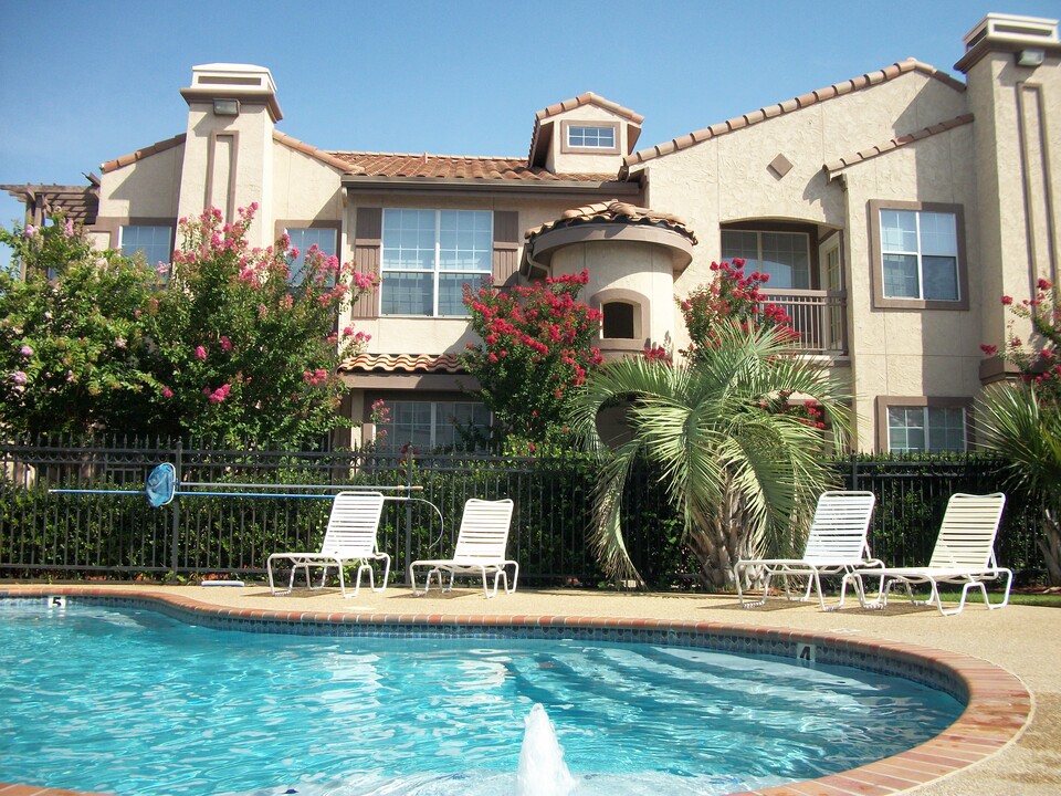 Waxahachie Village Condominiums in Waxahachie, TX - Building Photo