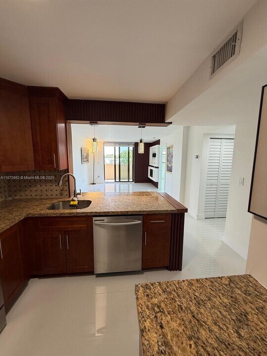 7125 Bay Dr in Miami Beach, FL - Building Photo