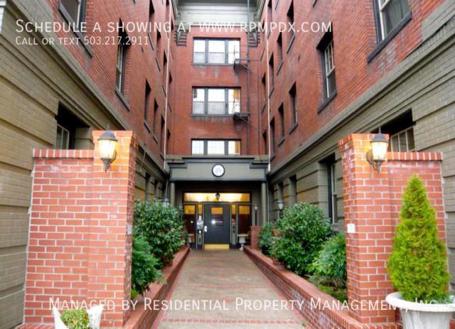 2109 NW Irving St in Portland, OR - Building Photo