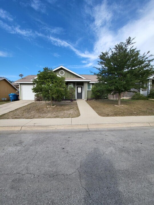 121 Ivy Ln in Kerrville, TX - Building Photo